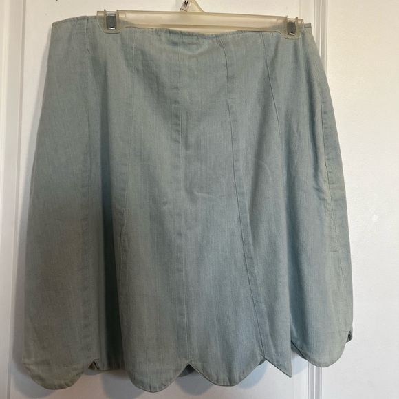 NWOT Francesca’s Cute Denim Button Scallop Skirt - Picture 4 of 4